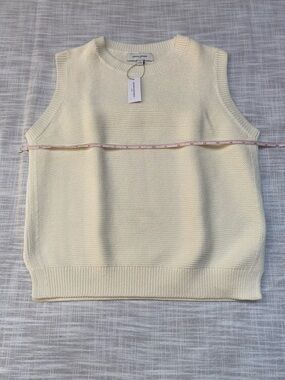 Banana Republic Cream Knit Sleeveless Vest. NWT